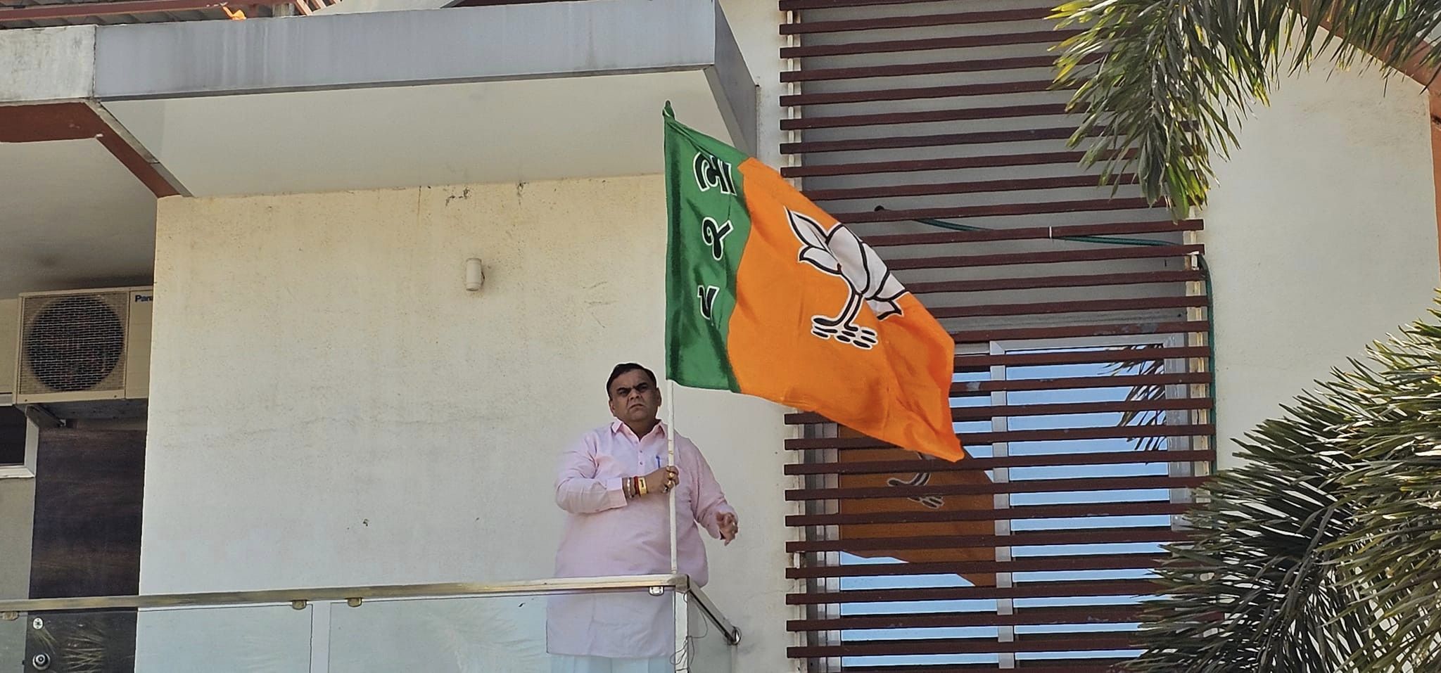 ઘરેઘરે ભાજપાનો ધ્વજ લહેરાવીએ, દેશમાં ફરી એકવાર કમળ ખીલવીએ.